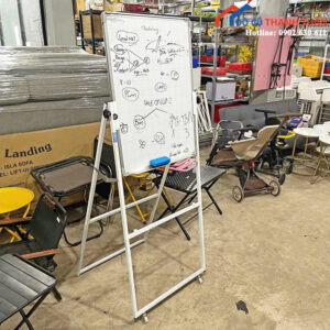 Bảng Trắng Cũ Có Bánh Xe Di Chuyển Tiện Dụng