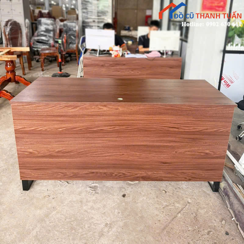 z7031966287828_8b879d41fd8d2e87ba3d3f30312d87dd Bàn Làm Việc Màu Nâu Khung Sắt Có Lỗ Đi Dây Mới 99%