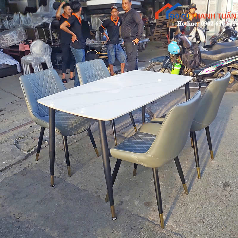 z7036597903013_ef0fb0dea7c49ee62be13048502b59a6 Bộ Bàn Ăn Cũ 4 Ghế Bọc Da Màu Xám Sang Trọng