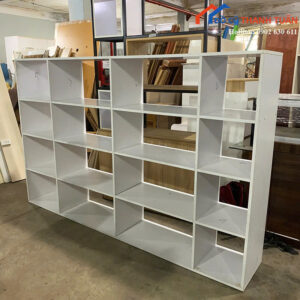 Kệ Trưng Bày Cũ 2M4x1M5 Màu Trắng Thiết Kế Nhiều Ô
