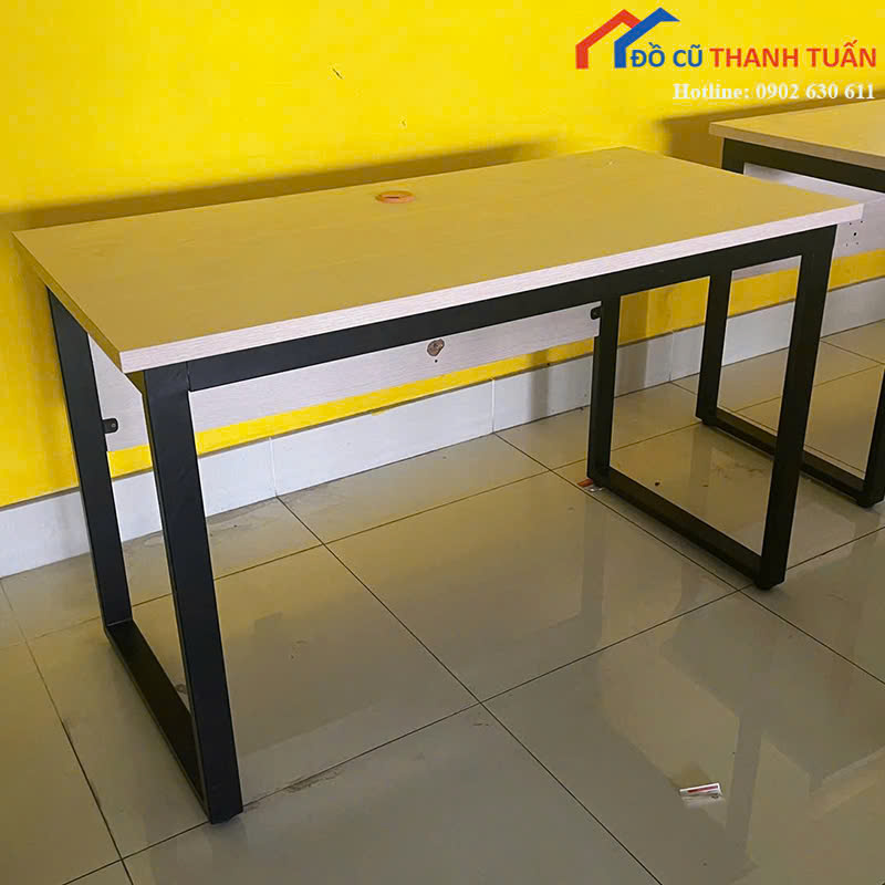 blv-400-1 Bàn Làm Việc Gỗ Cũ Khung Sắt Có Lỗ Đi Dây Tiện Lợi