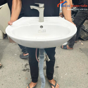 Bồn Rửa Tay Lavabo Cũ Có Vòi Nước Tiện Dụng