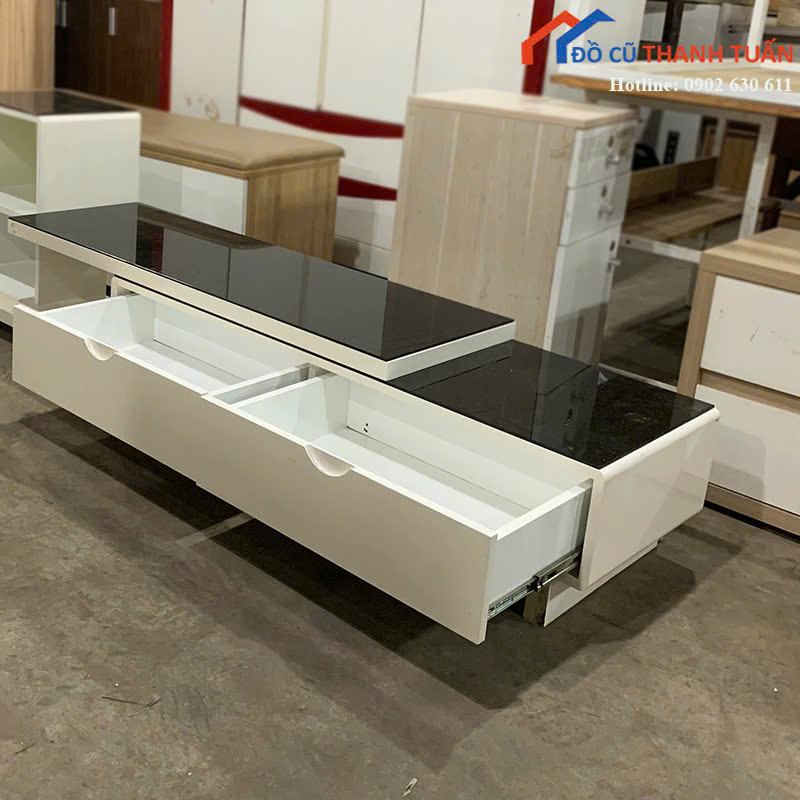 ke-tivi-2tr-2 Kệ Tivi Cũ Mặt Kính Màu Đen Có Ngăn Kéo Tiện Lợi