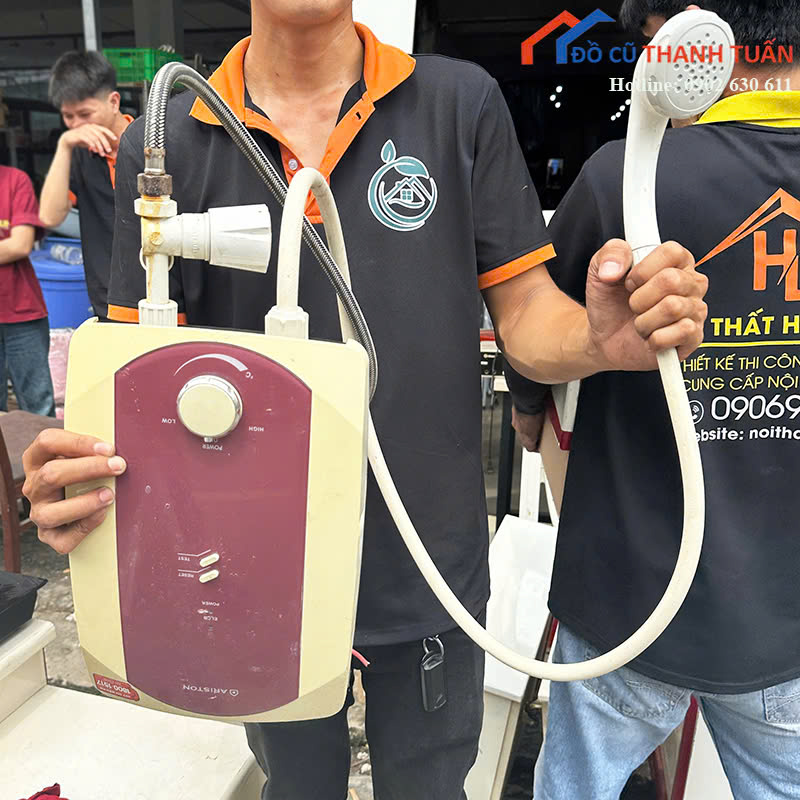 may-nuoc-nong-650k-1 Máy Nước Nóng Cũ Ariston Có Vòi Sen Đầy Đủ Phụ Kiện