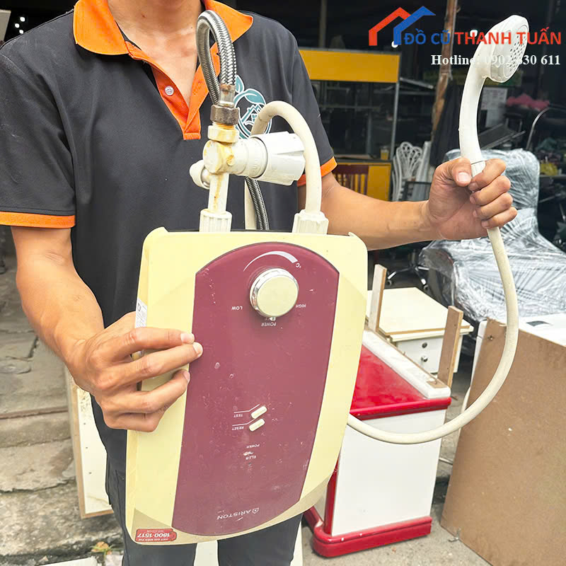 may-nuoc-nong-650k-2 Máy Nước Nóng Cũ Ariston Có Vòi Sen Đầy Đủ Phụ Kiện