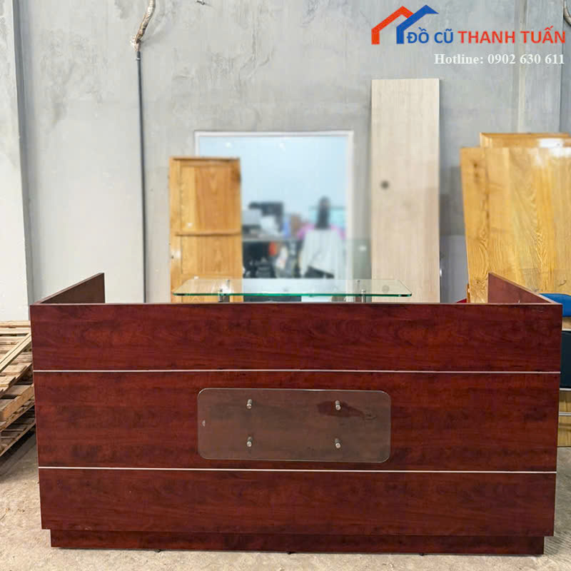 quay-le-tan-4tr-1 Quầy Lễ Tân Gỗ Cũ Màu Nâu Cánh Gián Sang Trọng
