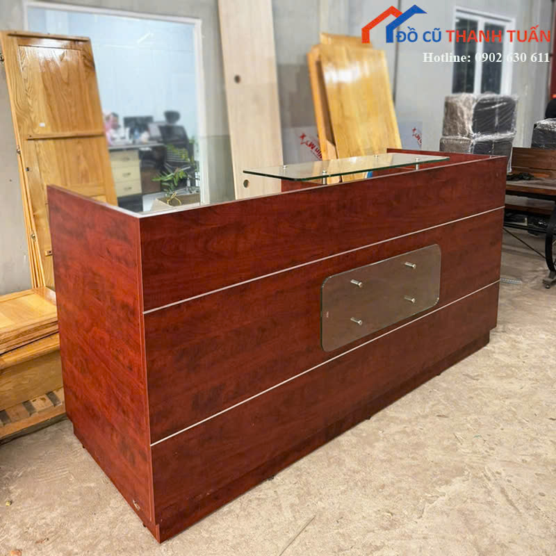 quay-le-tan-4tr-2 Quầy Lễ Tân Gỗ Cũ Màu Nâu Cánh Gián Sang Trọng