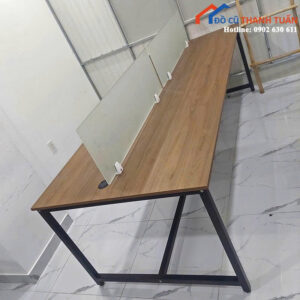 Bàn Làm Việc Cũ 1Mx2M4 Mặt Vân Gỗ Chia Vách Ngăn
