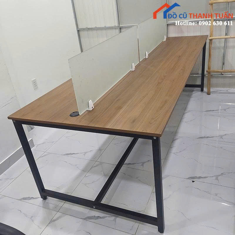 z7068347755128_6ffd38bbf09616515eab9139e5eaaa73 Bàn Làm Việc Cũ 1Mx2M4 Mặt Vân Gỗ Chia Vách Ngăn