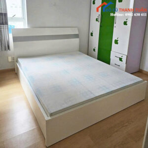 Giường Ngủ Cũ Màu Trắng Sọc Xám Thanh Lịch