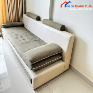 Băng Sofa Cũ Bọc Vải Màu Xám Phối Trắng Đơn Giản