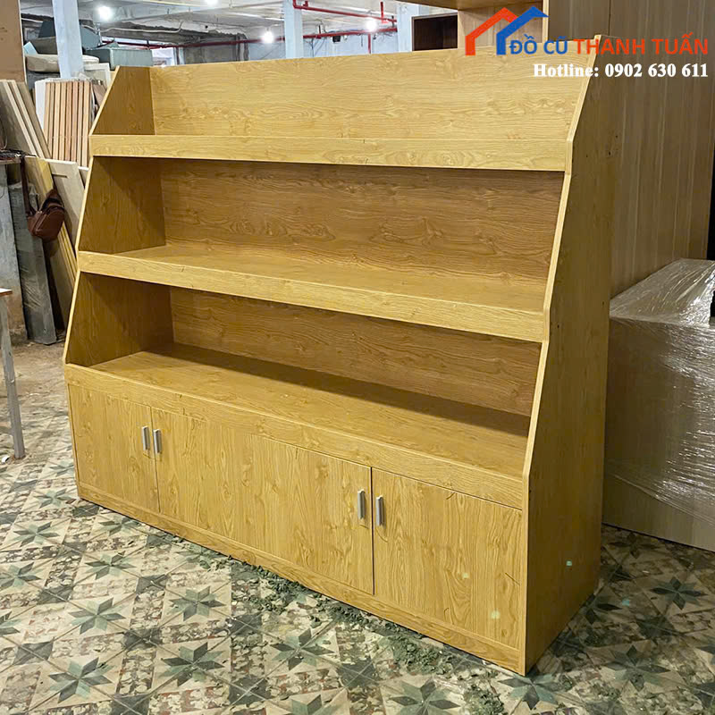 z7090766422283_6e548efe7a39055ff62e2d7f3b834f80 Kệ Sách 1M9x1M6 Vân Gỗ Sáng Có Ngăn Dưới Mới 99%