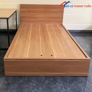 Giường Ngủ Màu Nâu Vân Gỗ Thiết Kế Đơn Giản Mới 99%