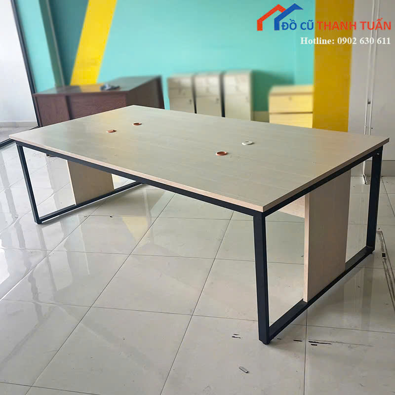 z7150728303727_9ee09bde8e004119c20bae5a45423ed2 Bàn Họp Cũ Vân Gỗ Khung Sắt Có Lỗ Đi Dây Tiện Lợi