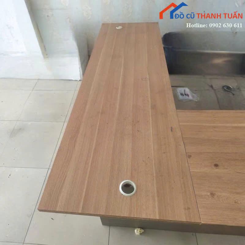 z7152988770378_a2680c23087092454ca32ceb3e6a26c9 Bàn Làm Việc Cũ Dạng Góc L Có Lỗ Đi Dây Tiện Dụng