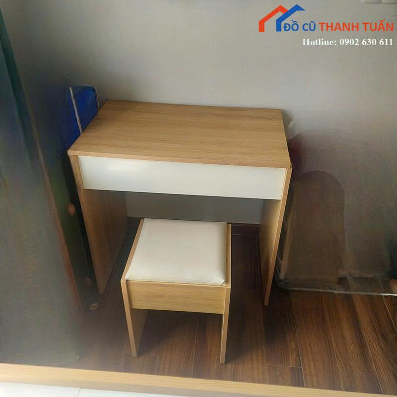 z7153159536635_5e5321dac611bc30bdd69e75894a634b Bàn Trang Điểm Cũ Thiết Kế Nhiều Ngăn Gấp Gọn Hiện Đại