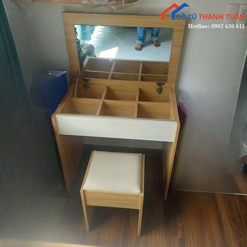 z7153159605064_ce24acb9048f794eed607b465bb13984 Bàn Trang Điểm Cũ Thiết Kế Nhiều Ngăn Gấp Gọn Hiện Đại