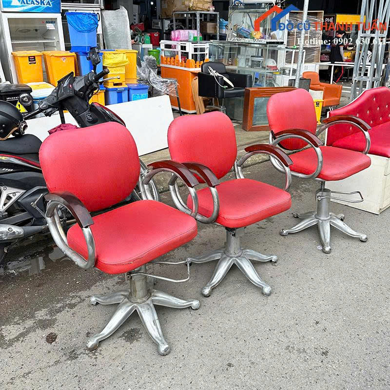 z7163930102915_5e86820223afac94b9db848a8074b303 Ghế Cắt Tóc Cũ Bọc Da Màu Đỏ Tay Vịn Ốp Gỗ Hiện Đại