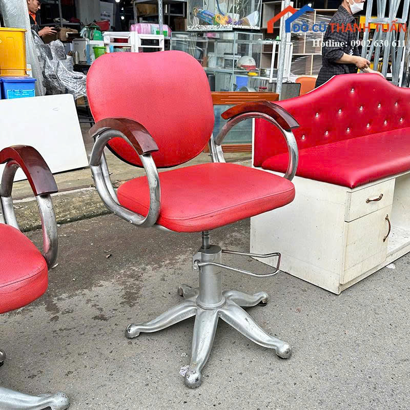 z7163930358600_32b1e7ff4ea6949530a76538cf97a950 Ghế Cắt Tóc Cũ Bọc Da Màu Đỏ Tay Vịn Ốp Gỗ Hiện Đại