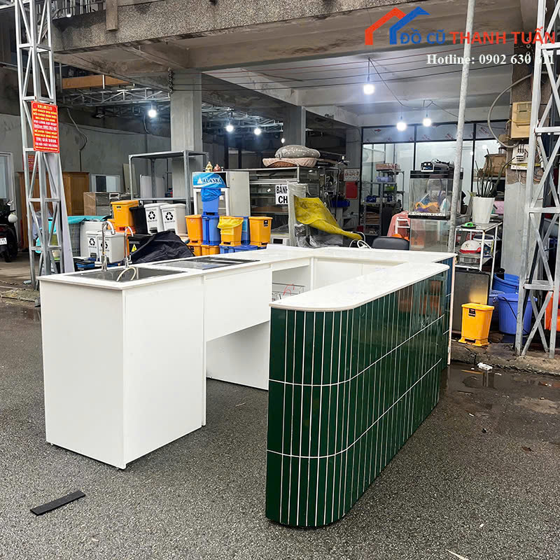 z7164304123319_5724ad36f5b22b0eb86c2b3cd8d191df Quầy Pha Chế Cũ Thiết Kế Chữ U Ốp Gạch Màu Xanh Lá