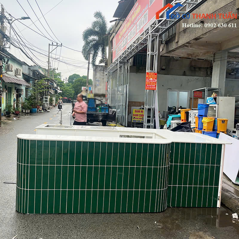 z7164304158040_eab7bd6a1fb8f4b207c2468a2dd8596d Quầy Pha Chế Cũ Thiết Kế Chữ U Ốp Gạch Màu Xanh Lá