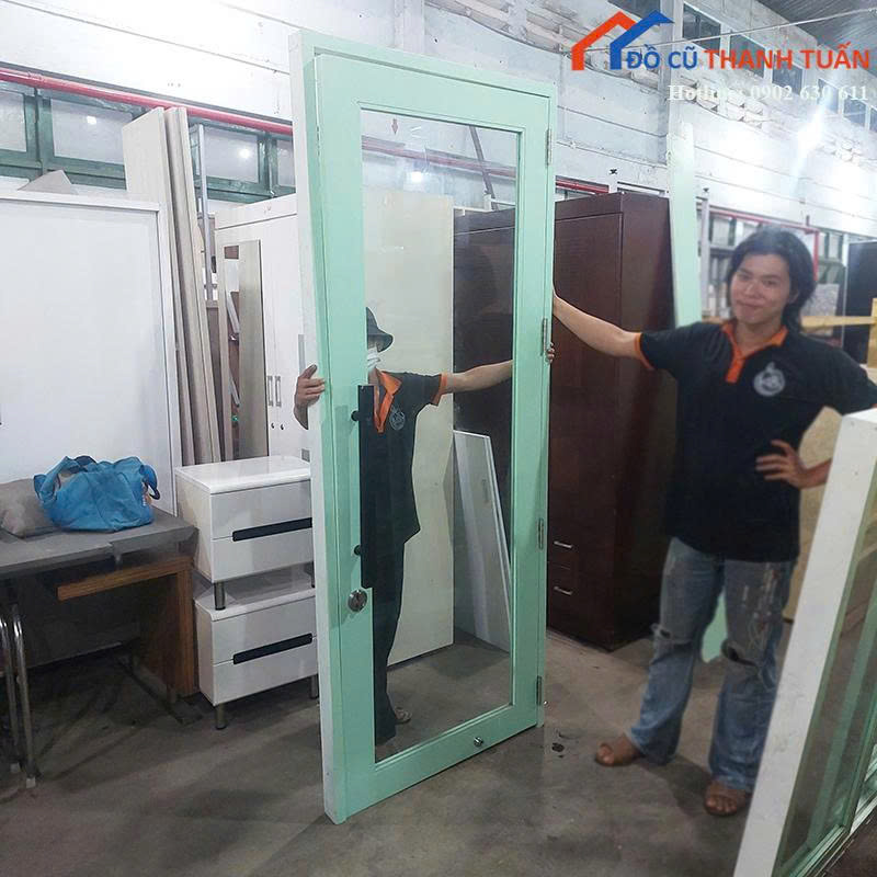 z7164472361593_655947dd72f9ec358ae4401b3aedc444 Cửa Sổ Cũ Màu Xanh Phối Kính Trong Suốt (Nhiều Mẫu)