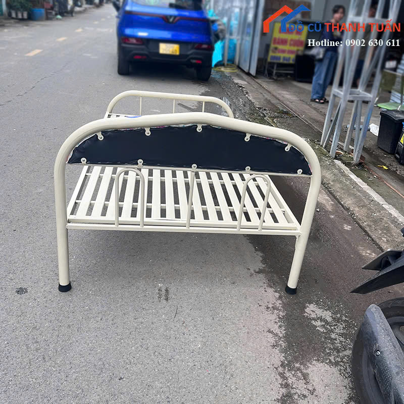 z7167357479538_aa2bdf829a8d5e22cc026d03a30dc2d5 Giường Sắt Cũ 2Mx1M15 Màu Kem Có Họa Tiết Đẹp Mắt
