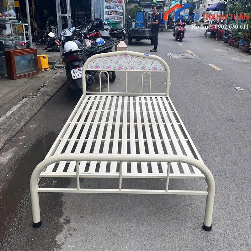 z7167357505160_c3540b9f562bb142c0359886fe66740d Giường Sắt Cũ 2Mx1M15 Màu Kem Có Họa Tiết Đẹp Mắt