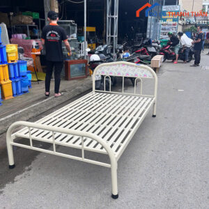 Giường Sắt Cũ 2Mx1M15 Màu Kem Có Họa Tiết Đẹp Mắt