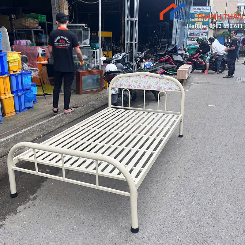 z7167357539250_930cdaad435df0a646c8d1b47182e677 Giường Sắt Cũ 2Mx1M15 Màu Kem Có Họa Tiết Đẹp Mắt