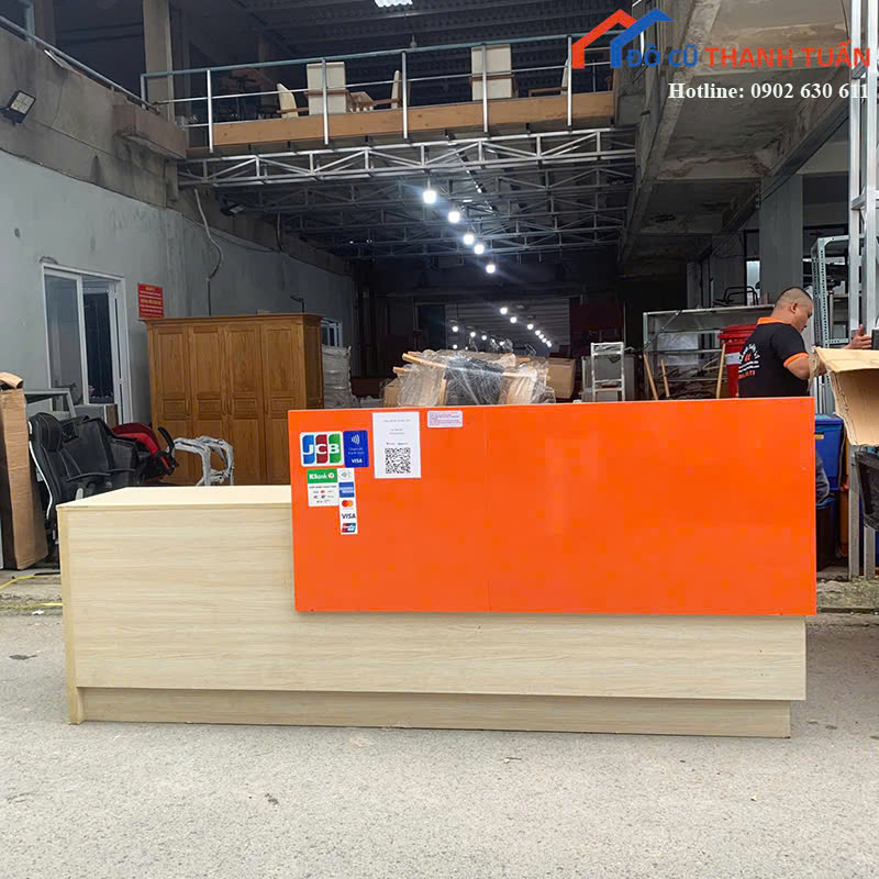 z7174721038716_641715fa2296f78843818c4b8437a79c Quầy Lễ Tân Cũ 2M4x1M2 Vân Gỗ Phối Cam Hiện Đại