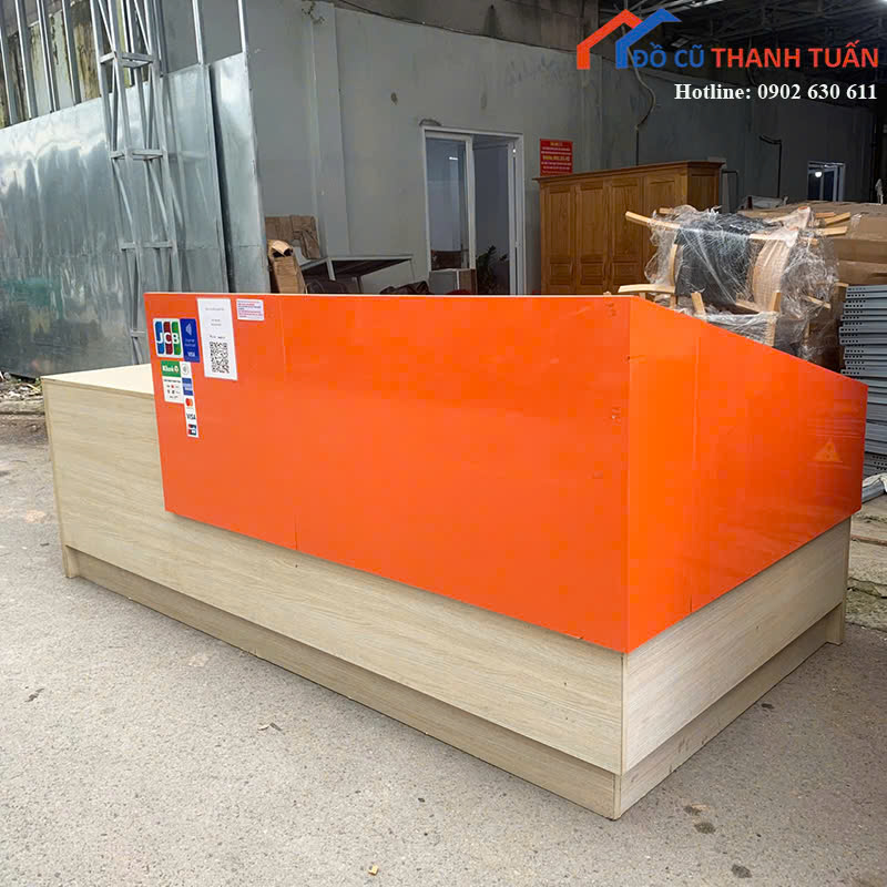 z7174721085416_d2f391c82d3accd8a180e55090fd6f6a Quầy Lễ Tân Cũ 2M4x1M2 Vân Gỗ Phối Cam Hiện Đại