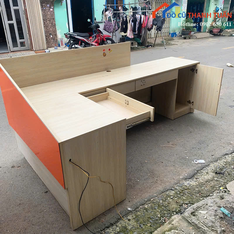 z7174721132342_c3b839d4e6d8ba0ee061a2e0d0f3ee77 Quầy Lễ Tân Cũ 2M4x1M2 Vân Gỗ Phối Cam Hiện Đại