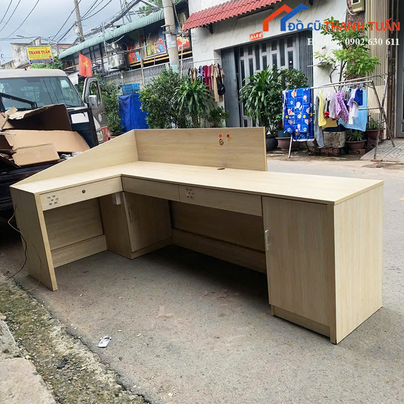 z7174721287672_60de754babab4fc5ccb5fbd0ddbaa387 Quầy Lễ Tân Cũ 2M4x1M2 Vân Gỗ Phối Cam Hiện Đại