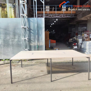 Bàn Làm Việc Cũ 1M4x2M4 Vân Gỗ Sáng Có Lỗ Đi Dây