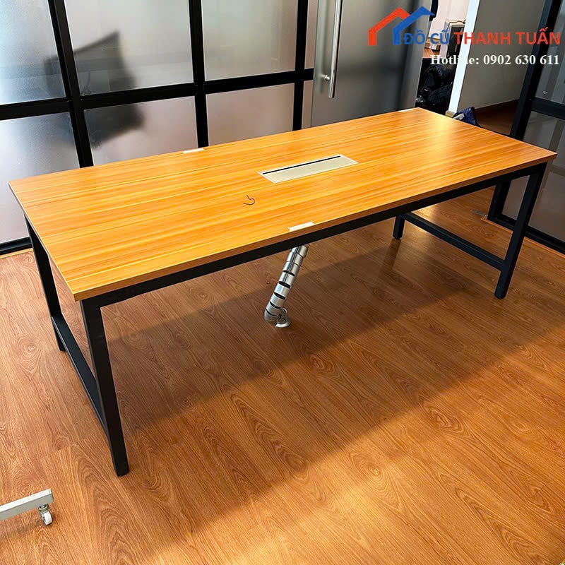 ban-1tr2-3 Bàn Họp Cũ Mặt Vân Gỗ Có Lỗ Đi Dây Tiện Lợi