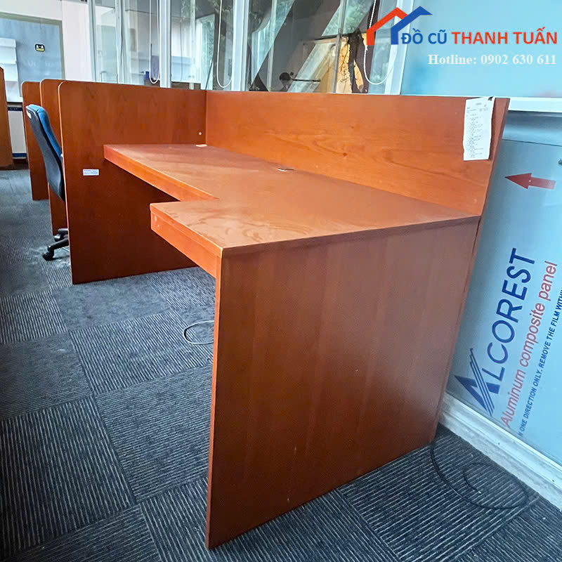 ban-lam-viec-1m75x80x1m06-3 Bàn Làm Việc Cũ 1M75x80CM Màu Nâu Có Vách Ngăn