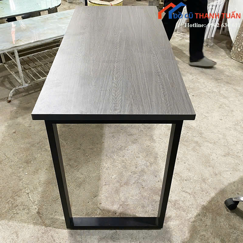 ban-lam-viec-25x50-sl2-2 Bàn Làm Việc Cũ Màu Nâu Chân Sắt Chữ U Hiện Đại