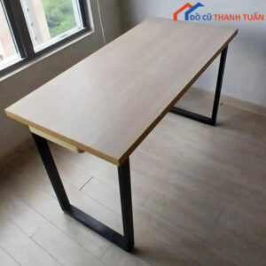 Bàn Làm Việc Cũ Mặt Vân Gỗ Sáng Chân Sắt Chắc Chắn