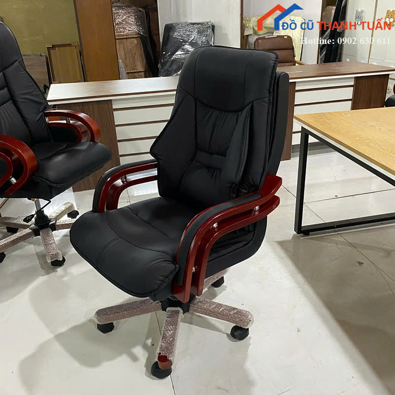 ghe-giam-doc-moi-khong-nga-sl2-4 Ghế Giám Đốc Bọc Da Màu Đen Tay Vịn Gỗ Mới 99%