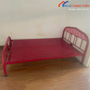 Giường Sắt Cũ Màu Đỏ Thiết Kế Chắc Chắn