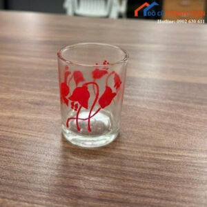 Ly Uống Trà Thủy Tinh Cũ Có Hoa Văn Màu Đỏ Đẹp Mắt