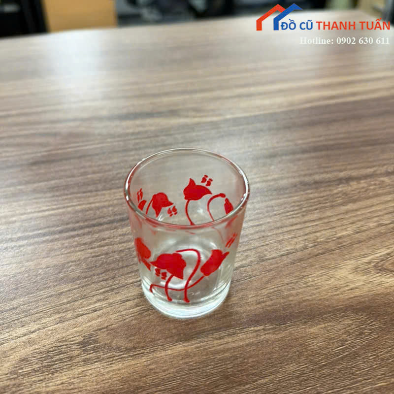 ly-tra-3 Ly Uống Trà Thủy Tinh Cũ Có Hoa Văn Màu Đỏ Đẹp Mắt