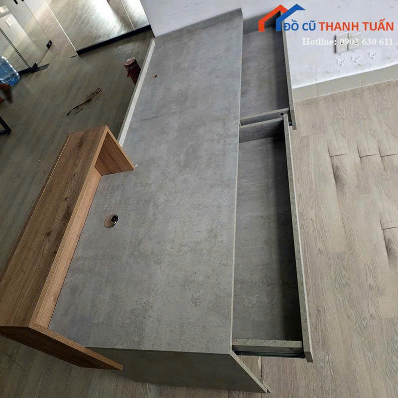 quay-Dai-2m-ngang-60-cao-1m-1 Quầy Lễ Tân Gỗ Cũ 2Mx60CM Vân Gỗ Phối Xám Hiện Đại