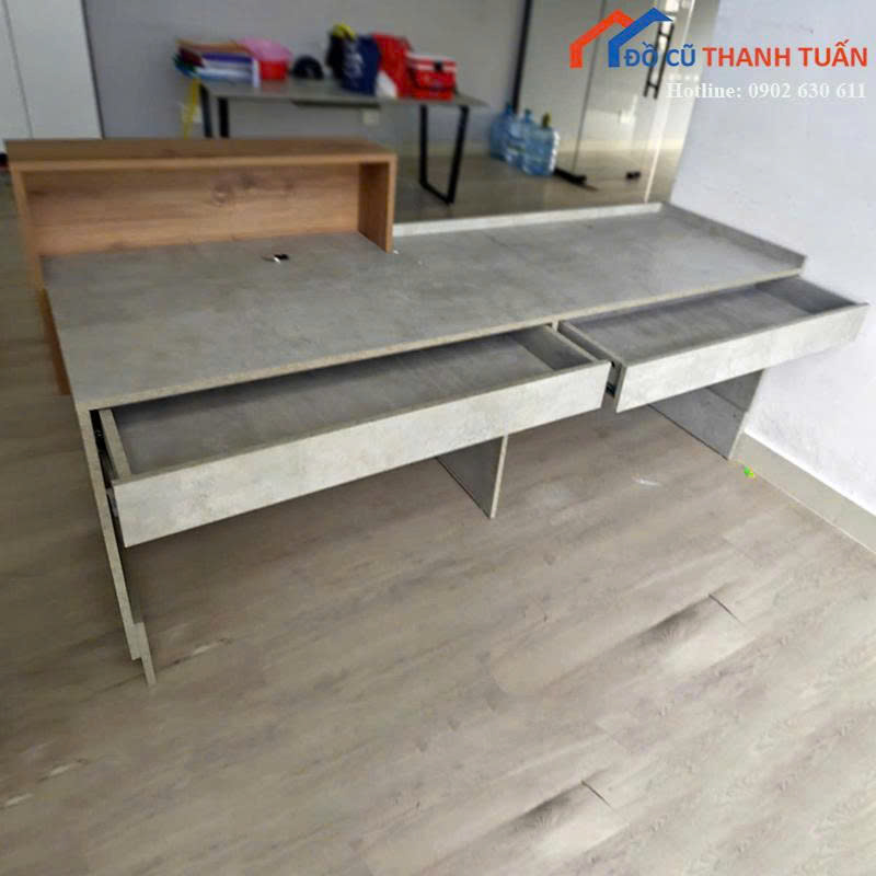 quay-Dai-2m-ngang-60-cao-1m-2 Quầy Lễ Tân Gỗ Cũ 2Mx60CM Vân Gỗ Phối Xám Hiện Đại