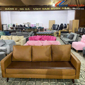 Sofa Cũ Bọc Da Màu Nâu Có Gối Tựa Sang Trọng