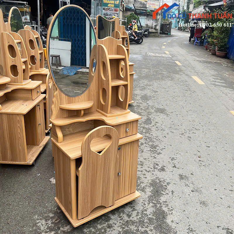z7178025289586_1530be272d1fb6fdf32d88d2bdc94e77 Bàn Trang Điểm Cũ Có Ngăn Để Đồ Tiện Lợi (Nhiều Mẫu)
