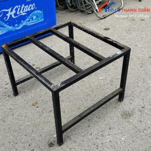 Khung Sắt Cũ Dáng Vuông Có 4 Chân Chắc Chắn