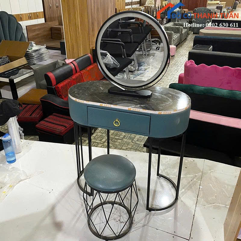 z7184926311037_1e700ce17c7e8775eb221a313e51f619 Bàn Trang Điểm Thiết Kế Gương Tròn Có Đèn Led Mới 99%