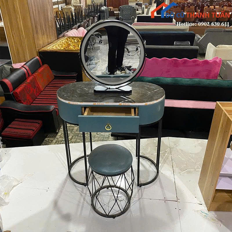 z7184926378484_18399be3bbe6a1ad939876a2667070ed Bàn Trang Điểm Thiết Kế Gương Tròn Có Đèn Led Mới 99%